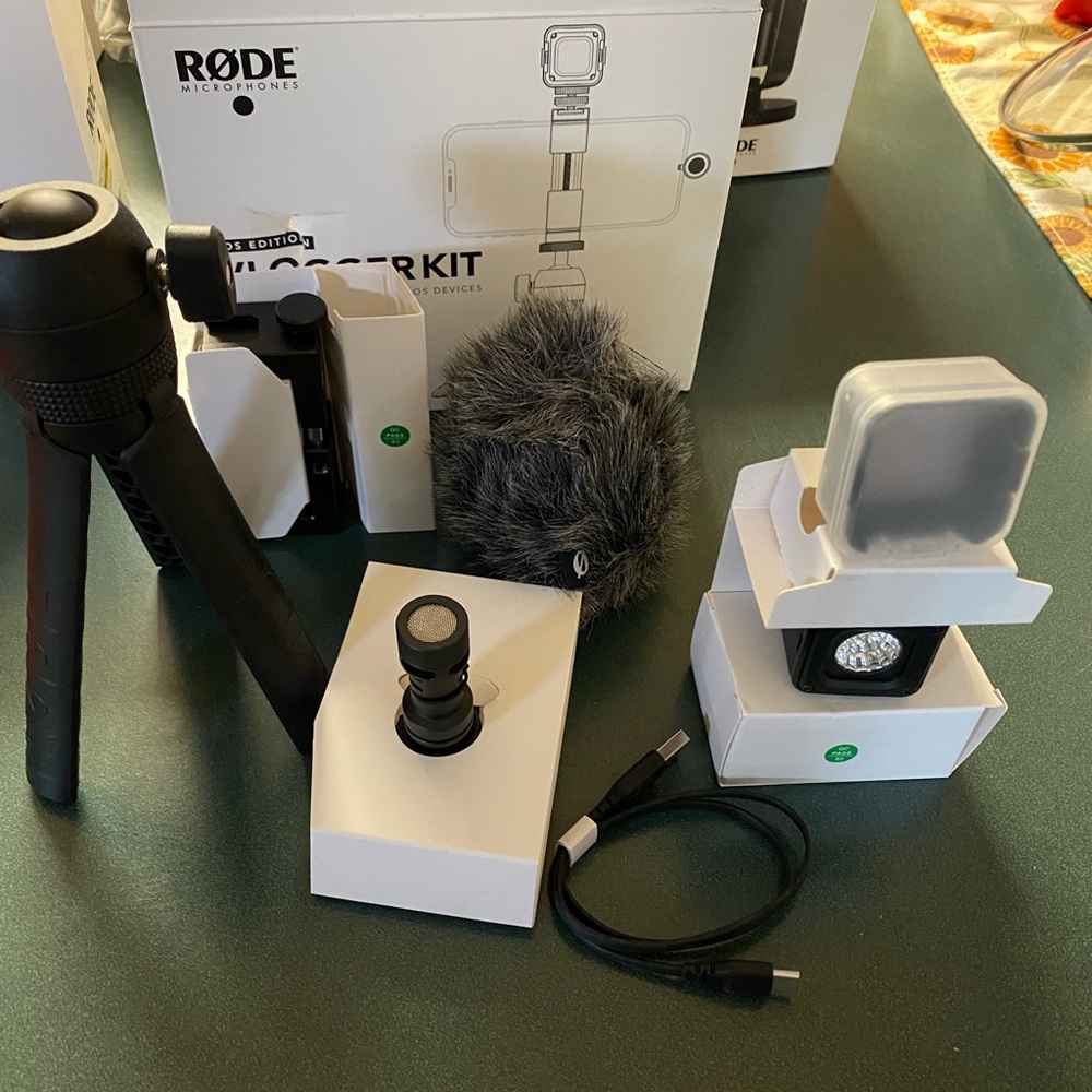 Rode Vlogger Kit iOS Edition Filmmaking Kit - New Open Box - Picture 2 of 4